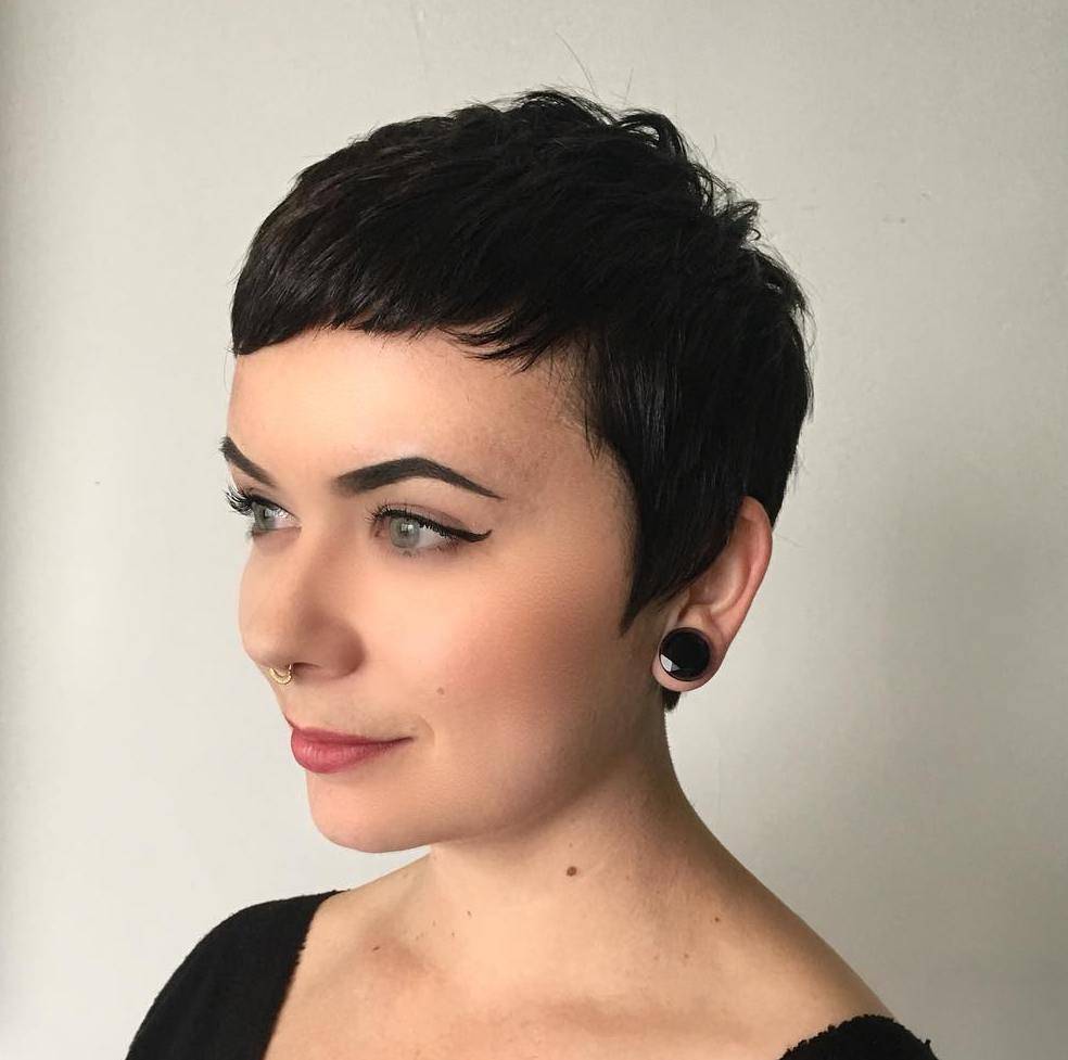 30 Short Hairstyles for Round Faces to Create Wow Effect in 2021