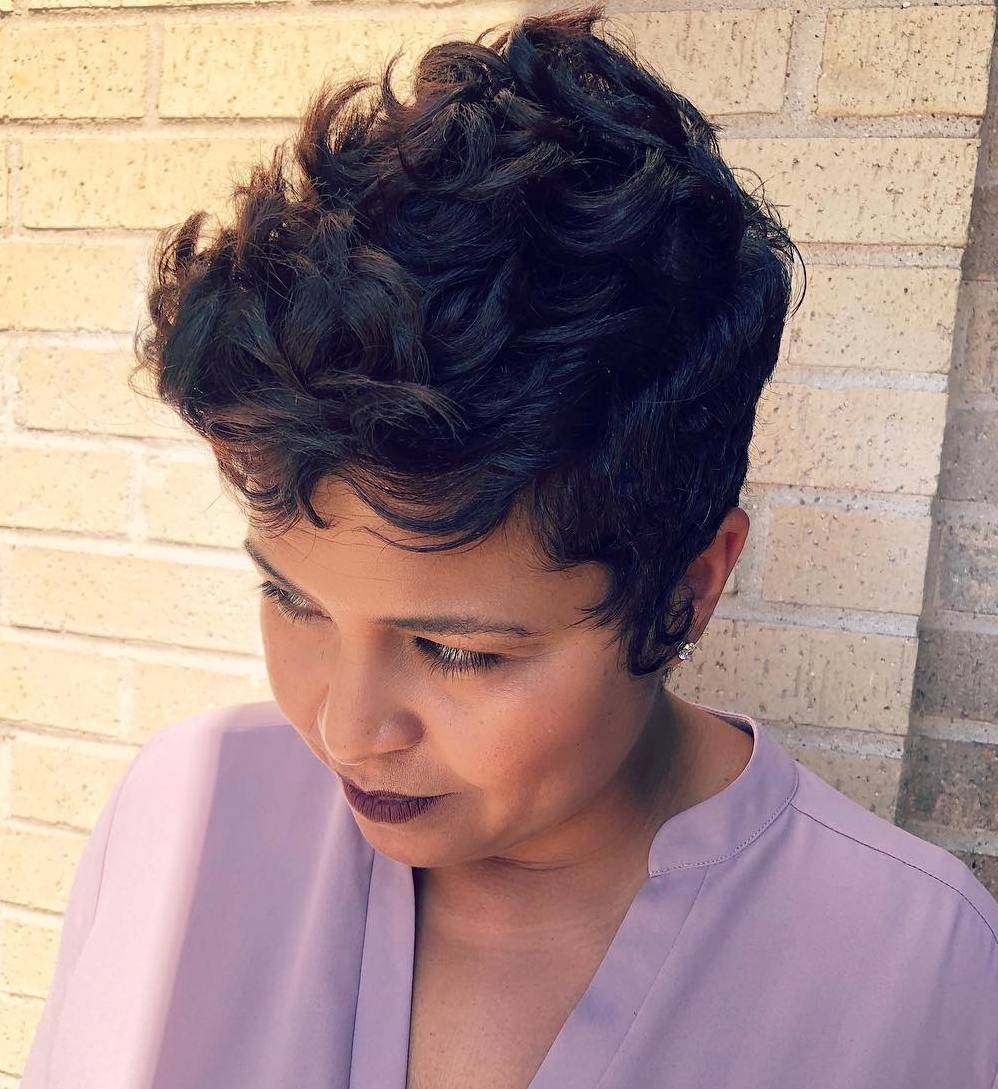 30 Short Hairstyles for Round Faces to Create Wow Effect in 2021