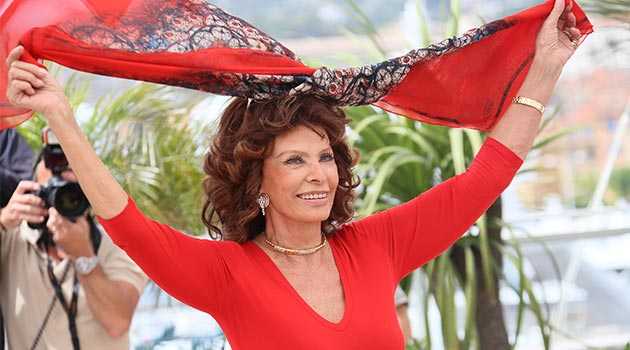 Sophia Loren holding a frisbee